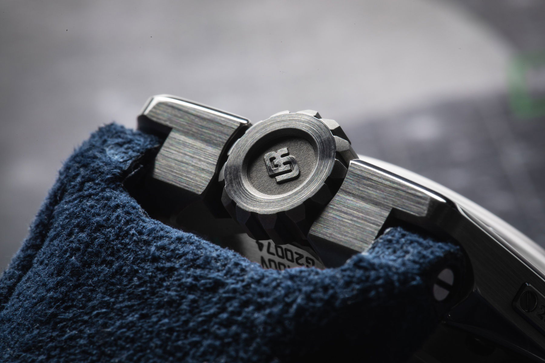 UR-100 V Iron - Image 3